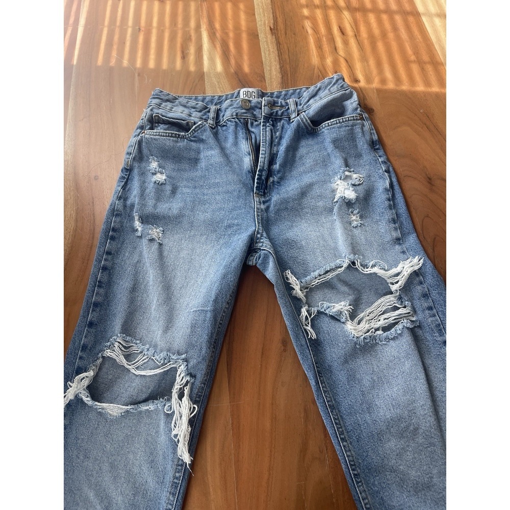 BDG Urban Outfitters Mom High-Rise Distressed Jeans Blue Light/Med Wash Size 28